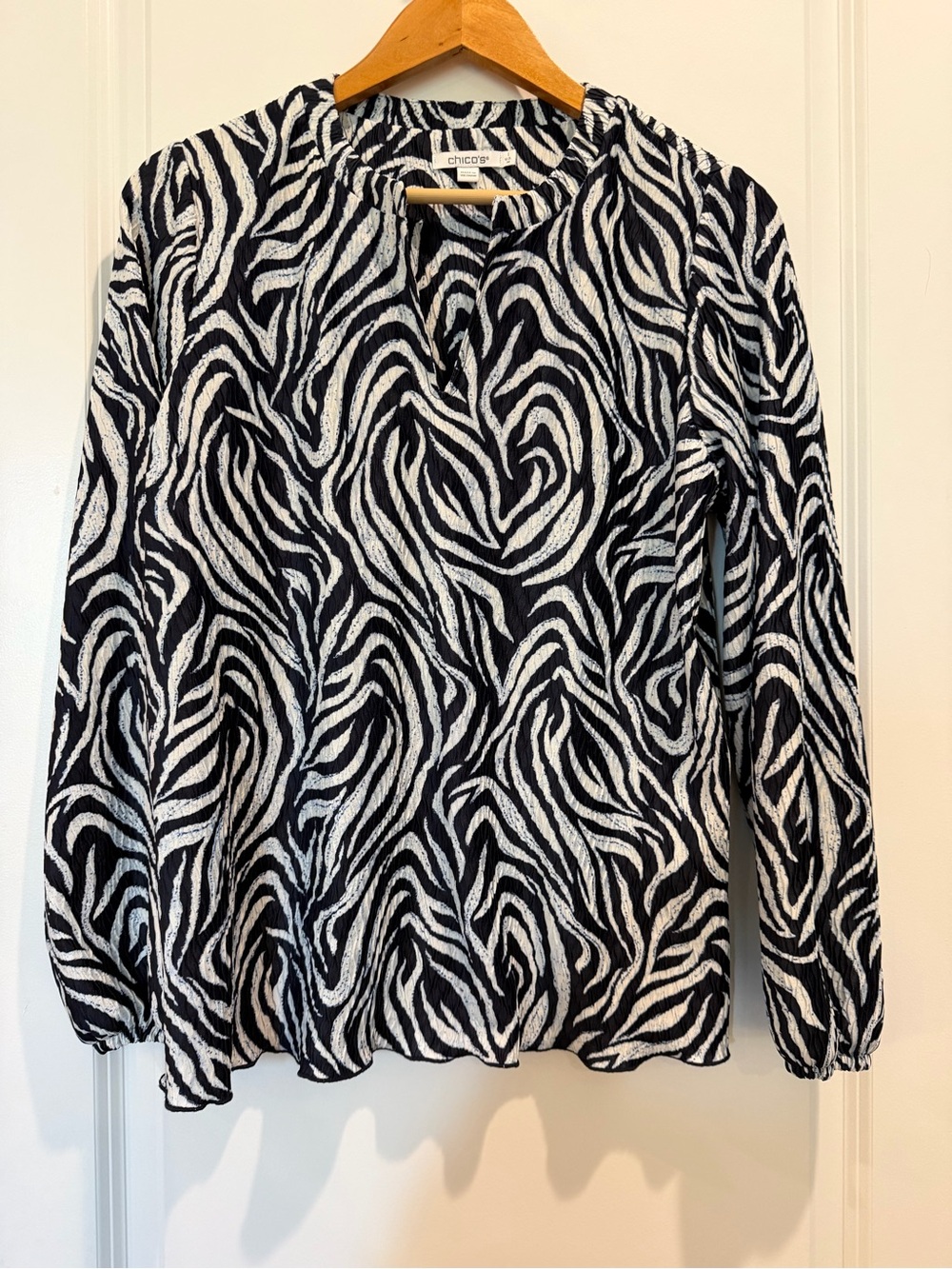 Chico's Zebra Print Crinkle Blouse Split‎ Neck Long Sleeve Size 1 Medium